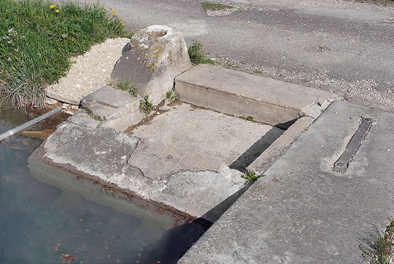 Lavoir maçonné, à l’usage des éclusiers, placé avant la tête amont de l’écluse. Site de l’écluse 54 du versant Saône à Dijon.