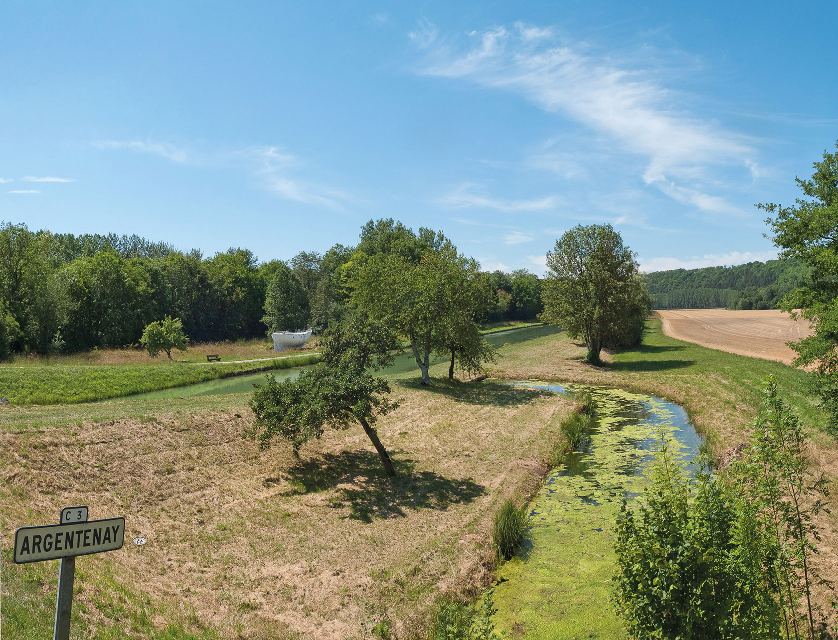Rigole se déversant dans le canal. Biefs 87 et 88 du versant Yonne, à Argentenay.