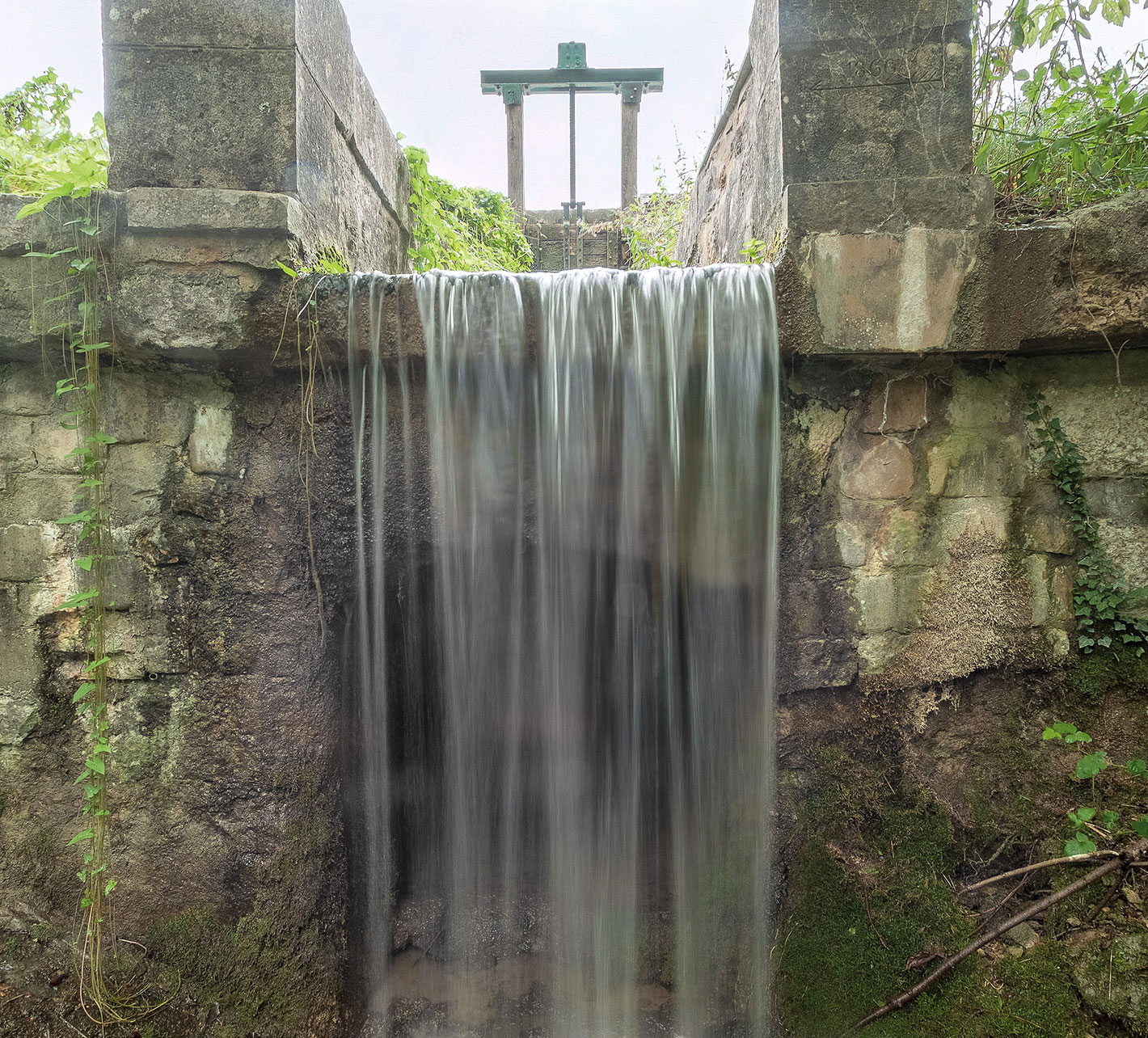 Déversoir avec aqueduc, bief 103 du versant Yonne, à Percey.