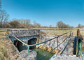 Arrivée de la Brionne vers le canal : vannes et aqueduc à deux arches. Bief 12 du versant Yonne à Eguilly.