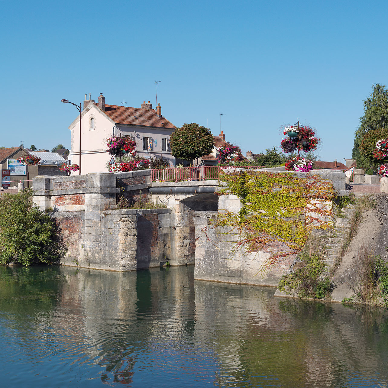 Pont en brique et pierre fermant l’avant-port de Migennes et ouvrant sur le bief 114-115 du versant Yonne.