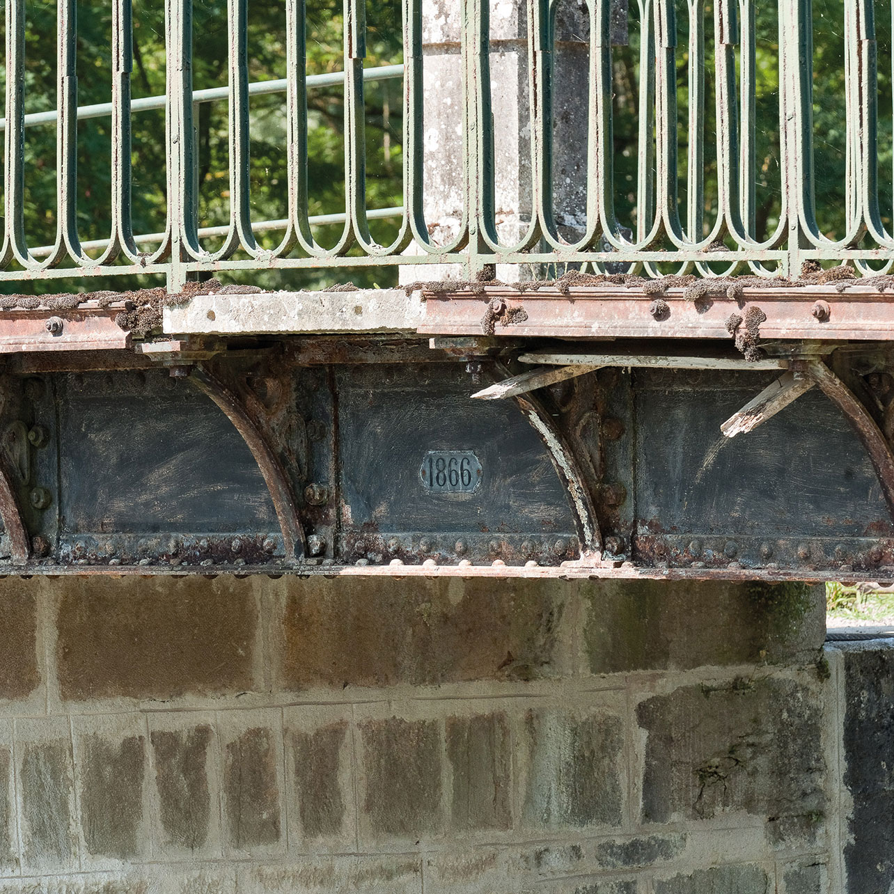 Détail de la date du pont sur l’écluse 2 du versant Saône, à Maconge.