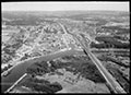 Migennes (Yonne). Vue aérienne de l’entrée du canal dans l’Yonne. Vers 1950. Négatif au gélatino-bromure d’argent sur plastique.