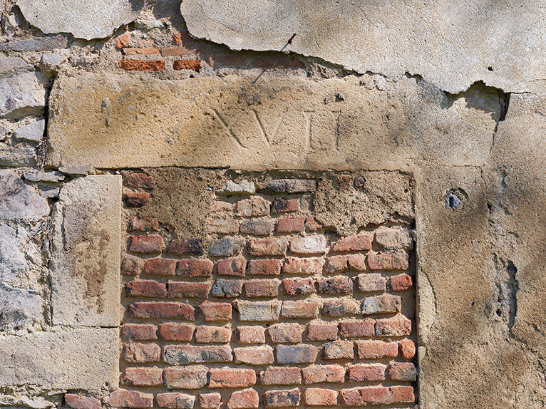 Détail du linteau gravé de la maison éclusière du site d’écluse XVII, bief 11 du versant Méditerranée, à Saint-Julien-sur-Dheune.