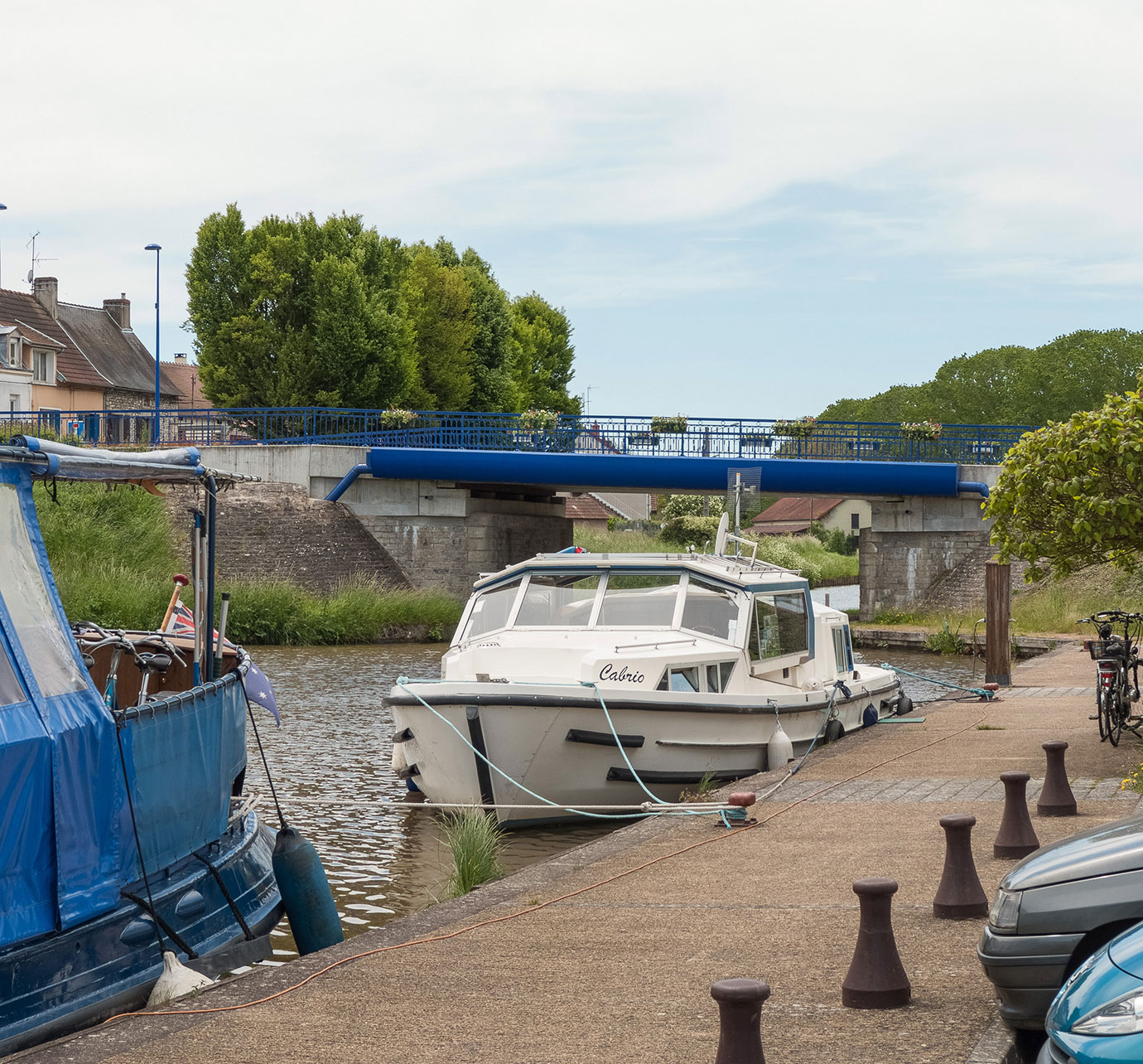 Pont de Blanzy en aval du port. Anciennes culées en moellons rehaussées en béton. Tablier et garde-corps modernes en béton et métal. Bief 08 du versant Océan à Blanzy.