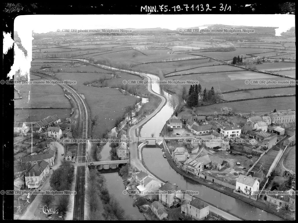 Ciry-le-Noble (71.S.-et-L.) – Vue générale aérienne sur la Bourbince et le Canal du Centre. Vers 1950. Négatif au gélatino-bromure d’argent sur plastique. On voit très bien les réseaux parallèles&nbsp;: le canal du Centre longeant la Bourbince et la voie ferrée.Coll. Combier - musée Nicéphore Niépce – Chalon sur Saône -  inv. n° 1975.19. 71132.3.1