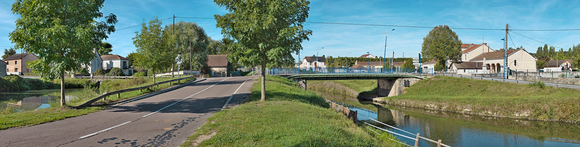 Au centre, pont isolé, ancien pont sur écluse. A droite, la mairie et le monument aux morts. A gauche, la maison éclusière 04 du versant Méditerranée et le réservoir de dépôt et son pont à Ecuisses.