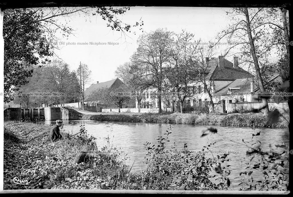 Le canal du Centre à St-Bérain-sur-Dheune. Vers 1950. Négatif au gélatino-bromure d’argent sur verre. Coll. Combier - musée Nicéphore Niépce – Chalon sur Saône -  inv. n° 1975.19. 71391.34.1 - Les bâtiments administratifs de la Motte et le site d’écluse 15 du versant Méditerranée.