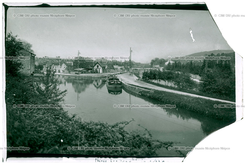 Clamecy, vue du site d’écluse et de la gare des Jeux. Vers 1940. Diapositive monochrome sur verre. Coll. Combier - musée Nicéphore Niépce – Chalon sur Saône - inv. n° 1975.19.58079.112