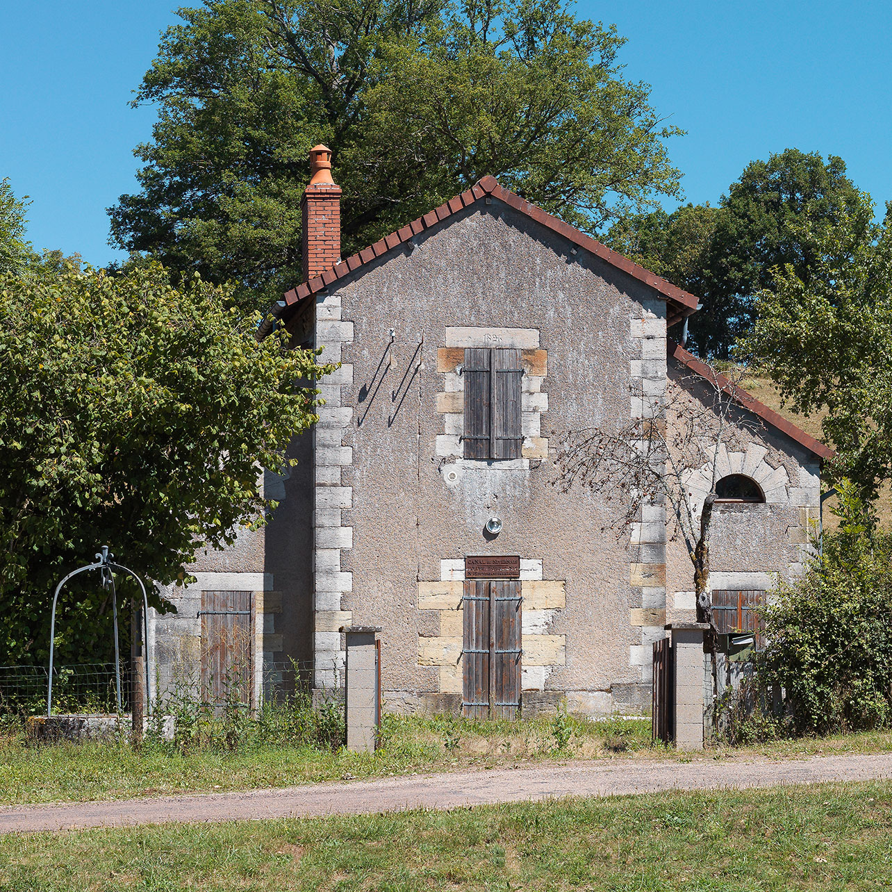 La maison éclusière de face, sur le site de l'écluse 12 du versant Loire, dite d'Orgues 2 à Mont-et-Marré. On peut voir à gauche le puits.