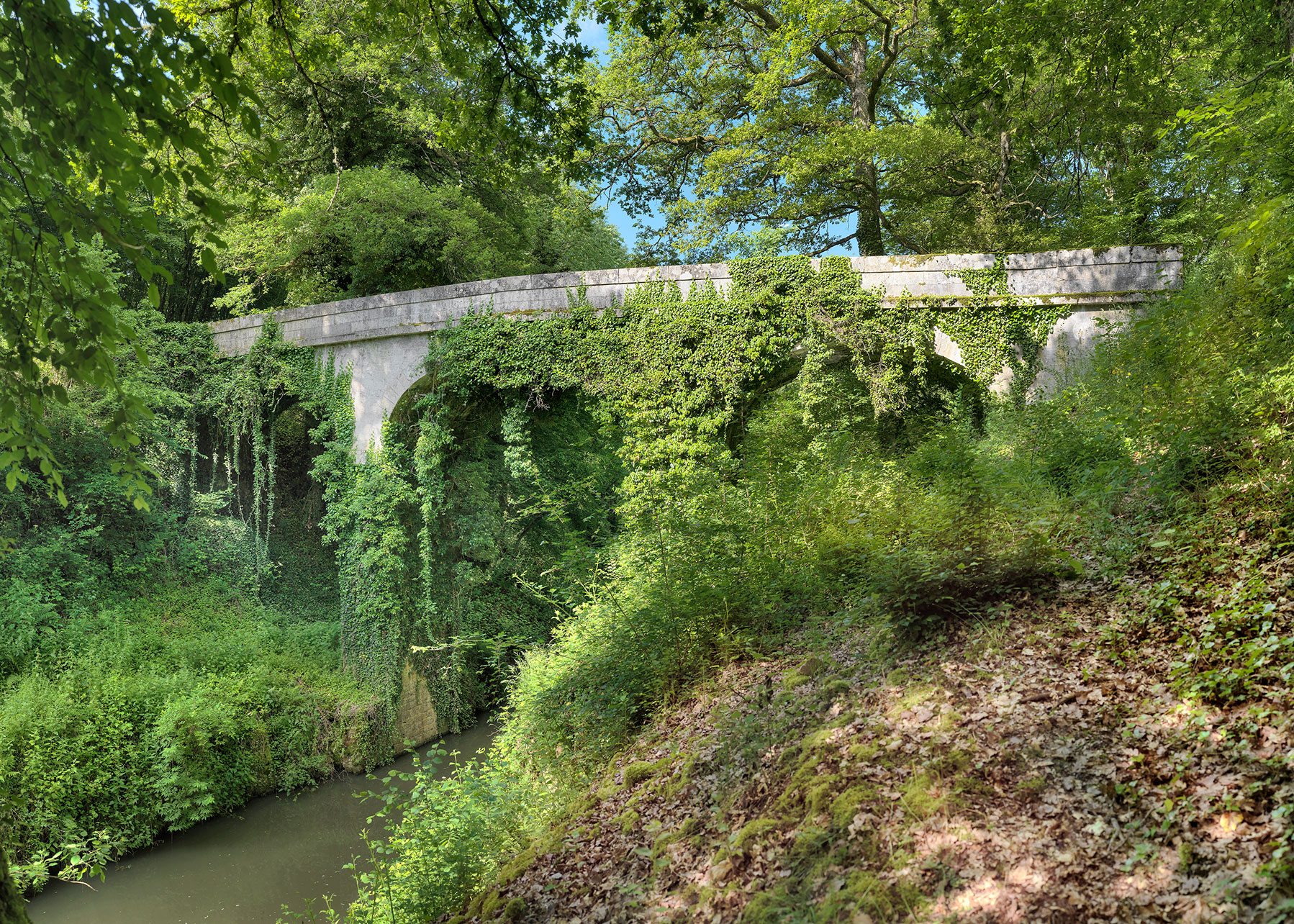 Le pont des Breuilles franchissant le bief de partage à La Collancelle.