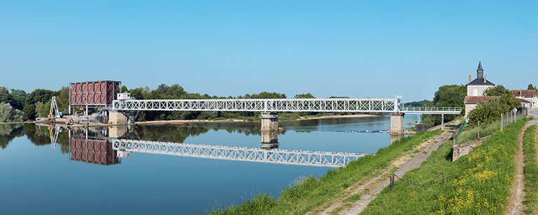 Le barrage mobile sur la Loire : reconstruit en 1934-1935 c’est un barrage mobile à hausses manœuvrable d'un pont supérieur métallique.