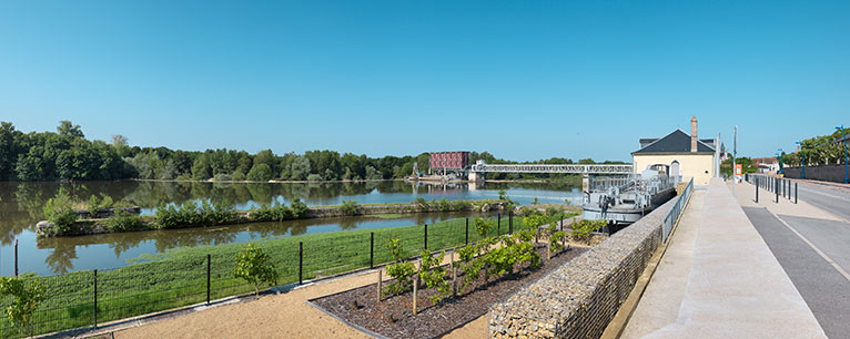 Le barrage mobile sur la Loire. Au premier plan le toueur Ampère V et la maison du receveur de la navigation, à Saint-Léger-des-Vignes.