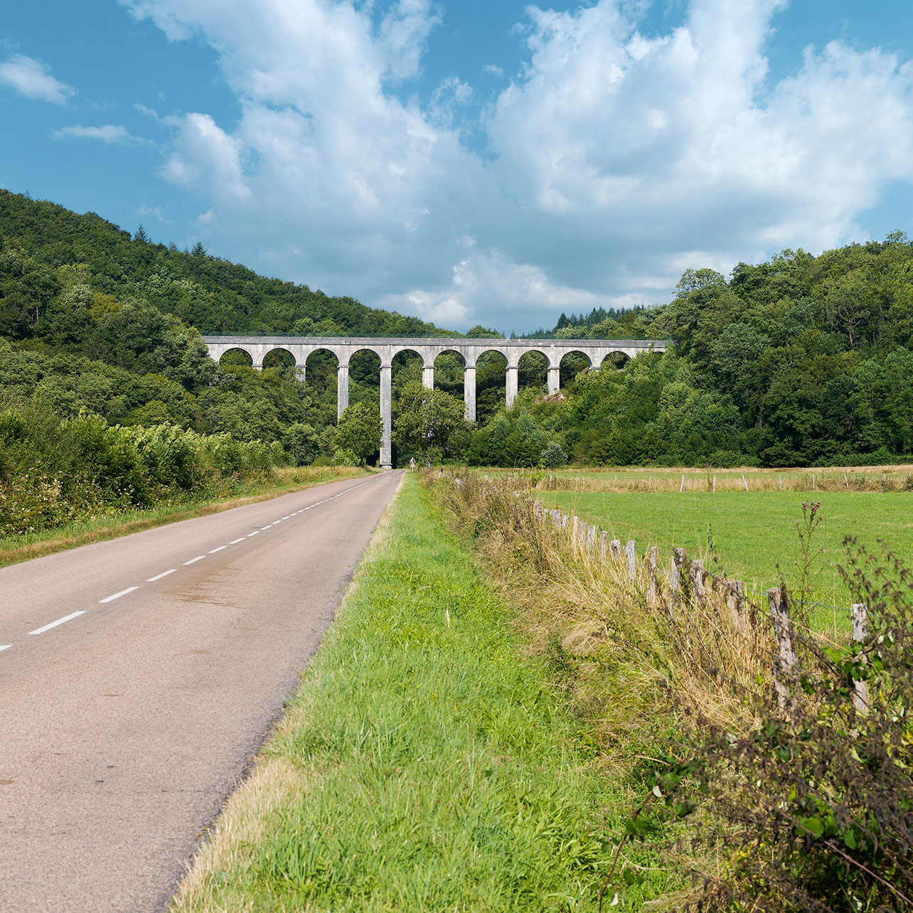 La pont-aqueduc de Montreuillon et ses 13 arches en plein cintre.