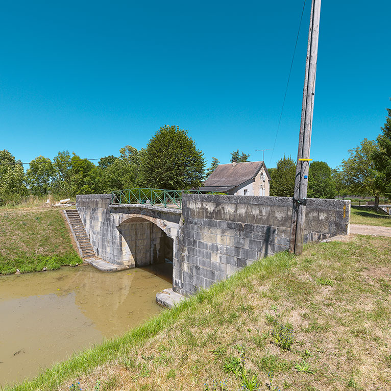 Pont sur l’écluse 13 du versant Loire dite de Mingot à Châtillon-en-Bazois.