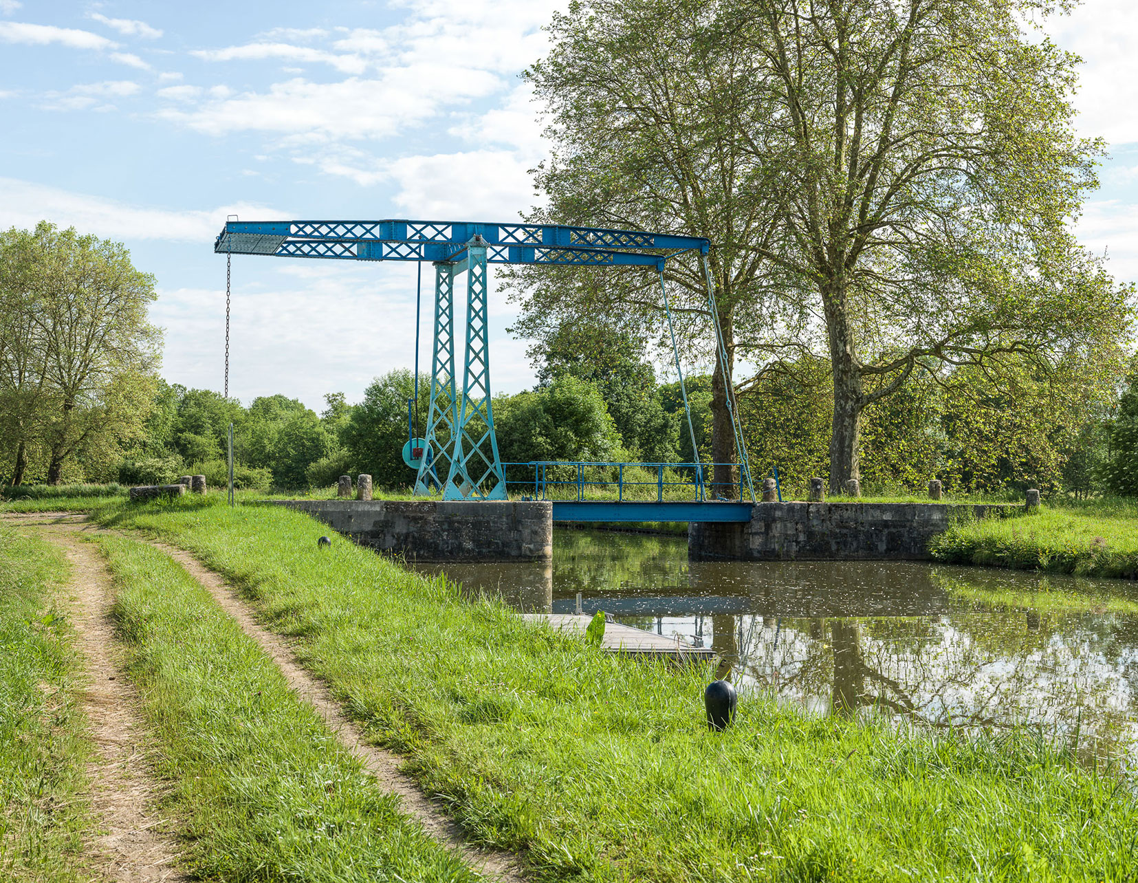 Pont-levis à flèches, dit du Marais à Dirol, sur le bief 35 du versant Seine.