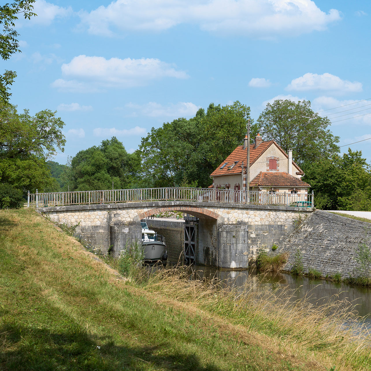 Le pont avec sa voûte en brique sur l’écluse 01 de l’embranchement de Vermenton, à Accolay.