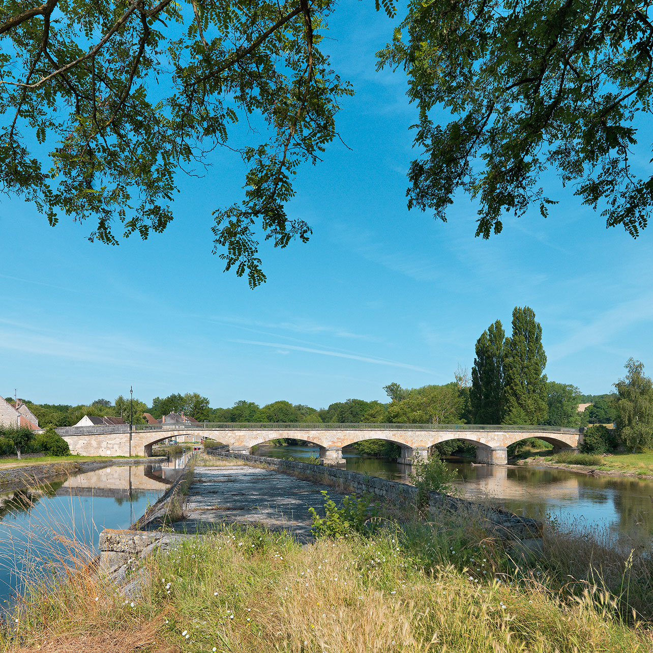 Le pont d’Accolay avec ces cinq arches, vu depuis la digue séparant l’embranchement de Vermenton de la Cure.