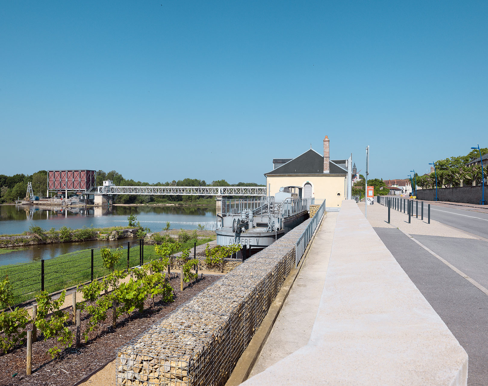 Un aménagement contemporain pour le centre d’interprétation du toueur réunissant la maison du receveur et le toueur Ampère V à Saint-Léger-des-Vignes. Bief 35 du versant Loire.