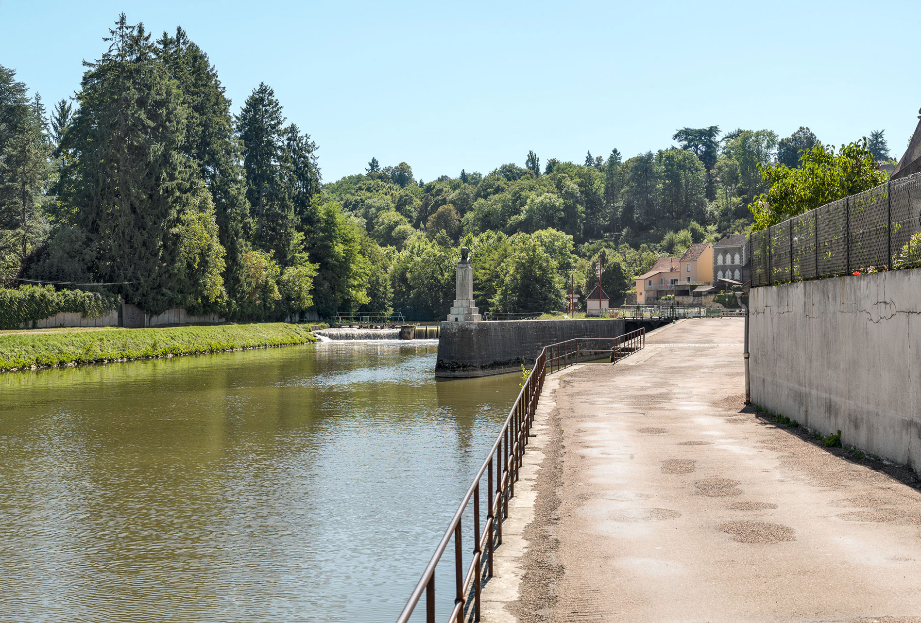 Pertuis dans l’Yonne au niveau du bief 47 du versant Seine à Clamecy.