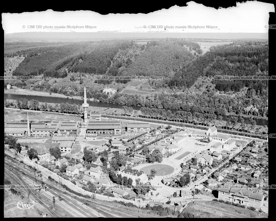 Clamecy (Nièvre) – Vue aérienne sur les Usines – La Cie Bagatelle, l’Yonne et le Mont Sembert. Vers 1950. Négatif au gélatino-bromure d’argent sur plastique. Coll. Combier - musée Nicéphore Niépce – Chalon sur Saône - inv. n°&nbsp;1975.19.58079.10.1
On y voit la SPCC, les bâtiments de la cité ouvrière et la chapelle.