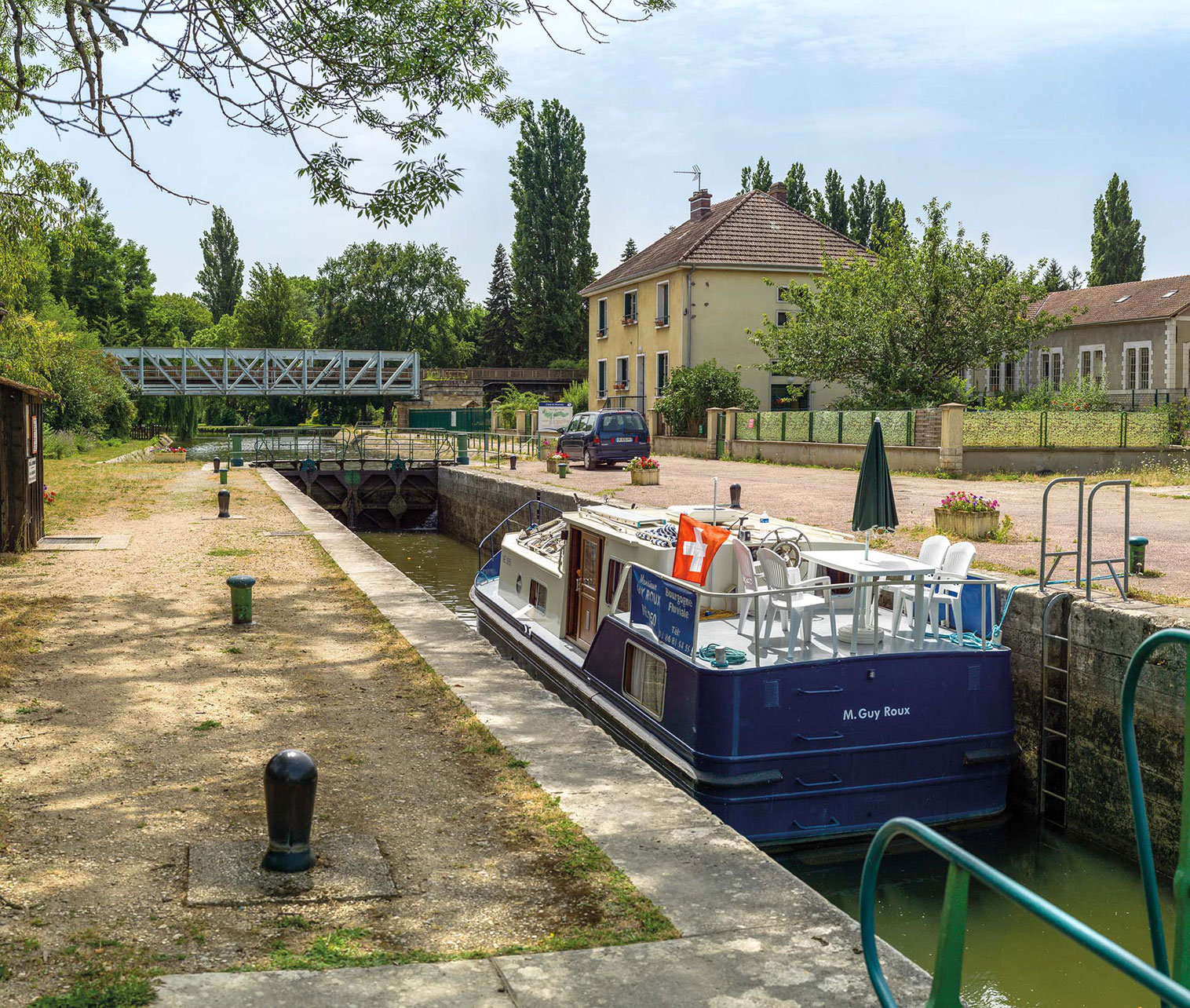 Bateau de plaisance baptisé «&nbsp;M. Guy Roux&nbsp;» passant l’écluse 81 du versant Yonne à Auxerre.