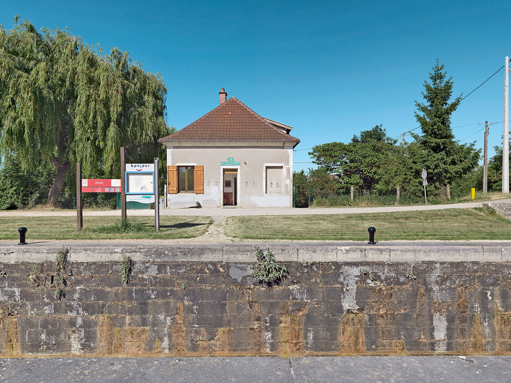 Canal de Bourgogne à Ouges&nbsp;: Panneau VNF devant la maison éclusière du site d’écluse 61 du versant Saône. Il s’agit d’une des plus anciennes maisons construites sur le canal de Bourgogne.