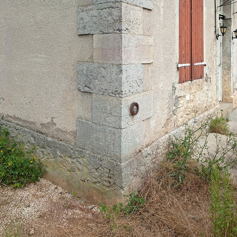 Canal de Bourgogne : repère de nivellement sur la chaîne d’angle de la maison éclusière du site de l'écluse 42 du versant Saône à Fleurey-sur-Ouche.