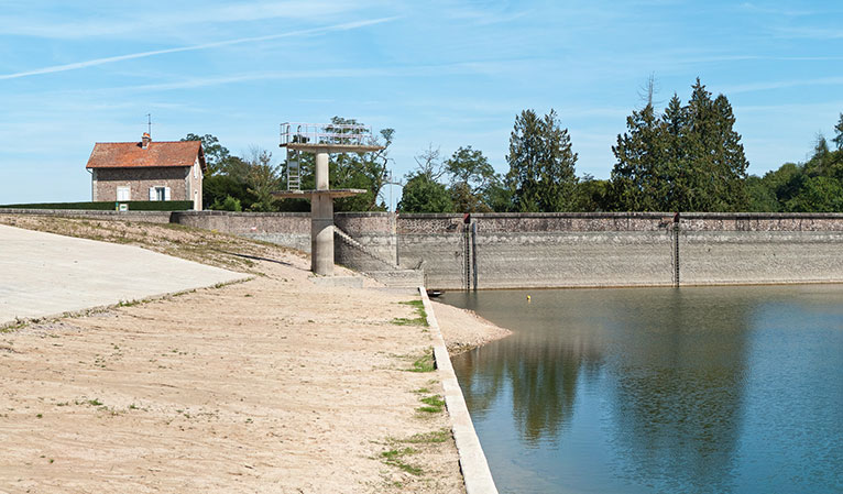 Canal de Bourgogne : digue et barrage du réservoir de Pont-et-Massène. A gauche, plage et plongeoir.