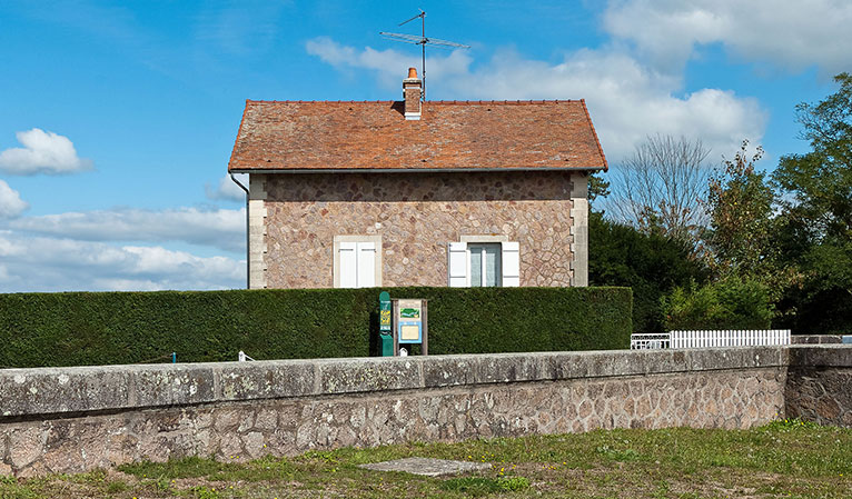 Canal de Bourgogne : maison du barragiste du réservoir de Pont-et-Massène.
