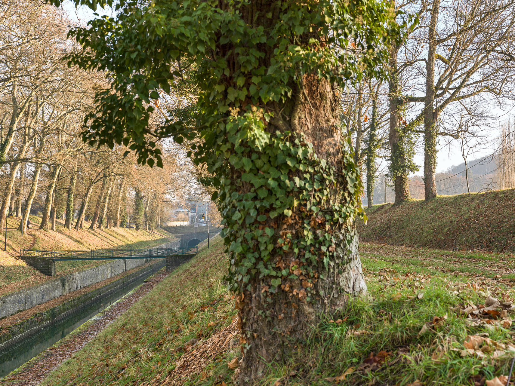 Canal de Bourgogne&nbsp;: passerelle sur la tranchée de Pouilly-en-Auxois, bief de partage.