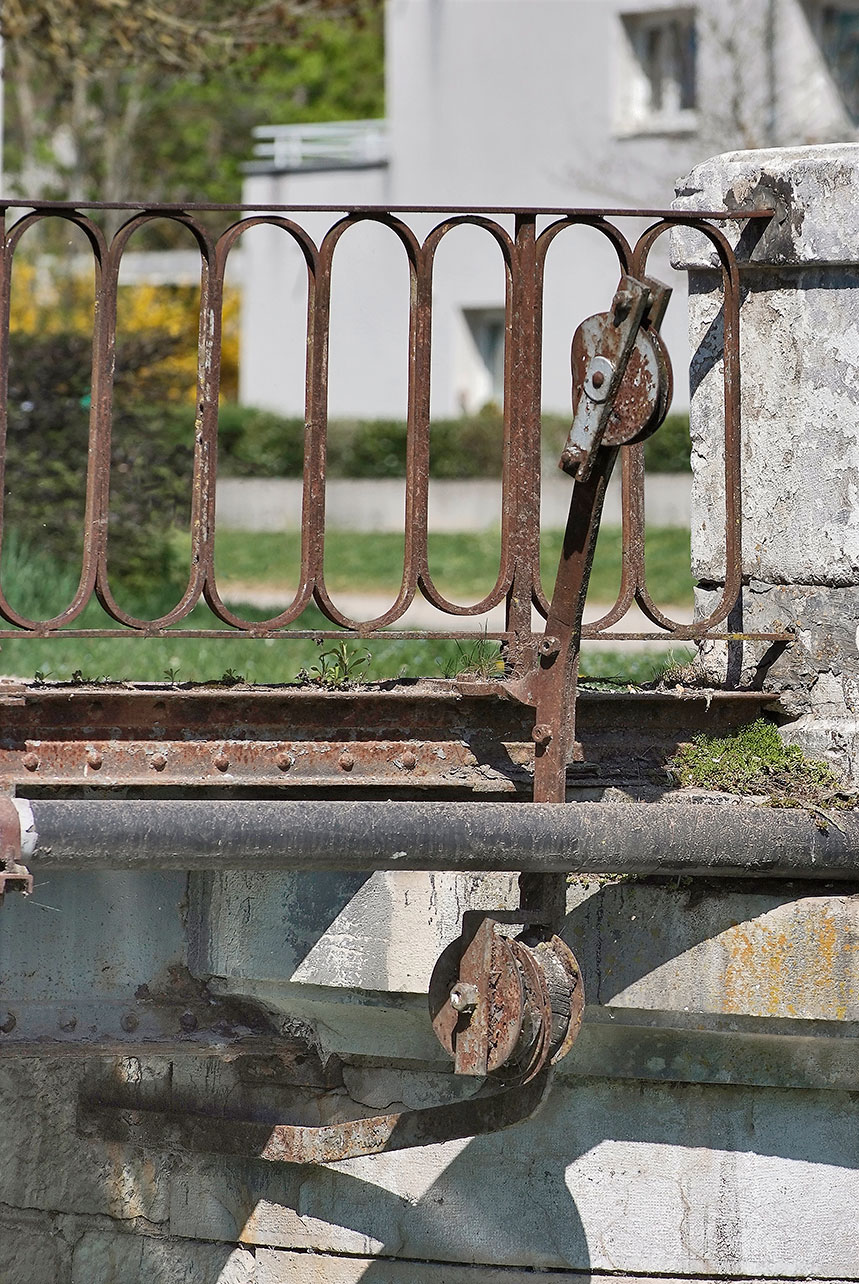 Canal de Bourgogne&nbsp;: poulie sur le pont sur l’écluse 50 du versant Saône à Plombières-lès-Dijon.