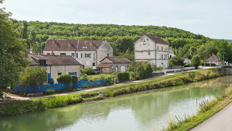 Canal de Bourgogne : les trois maisons de Pont-de-Pany, bief 39 du versant Saône à Sainte-Marie-sur-Ouche.