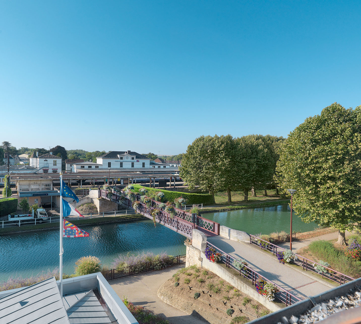 Canal de Bourgogne&nbsp;: la passerelle menant à la gare, bief 114-115 du versant Yonne à Migennes.