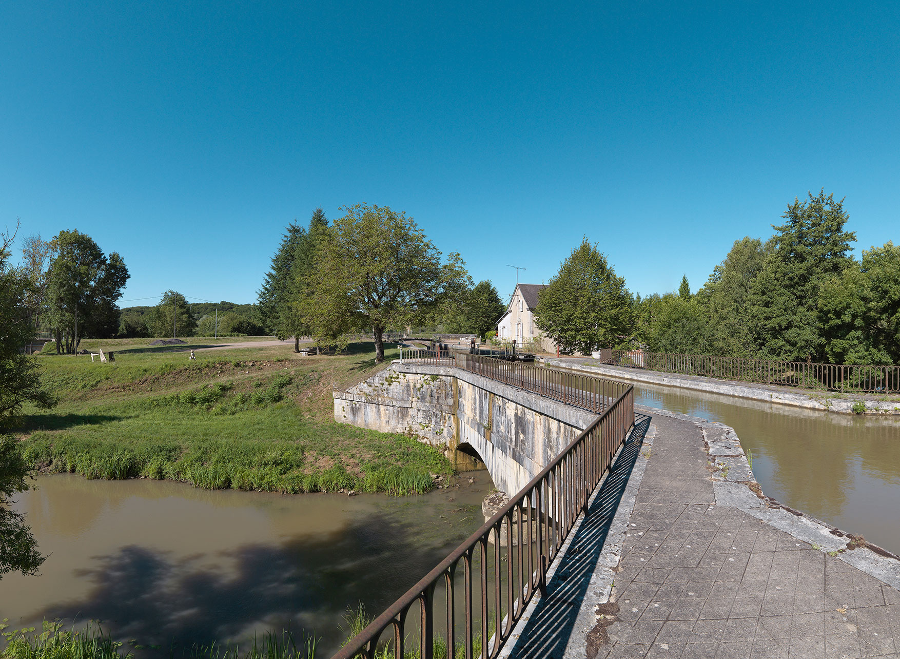 Canal du Nivernais&nbsp;: pont-canal de Mingot, bief 13 du versant Loire à Châtillon-en-Bazois.