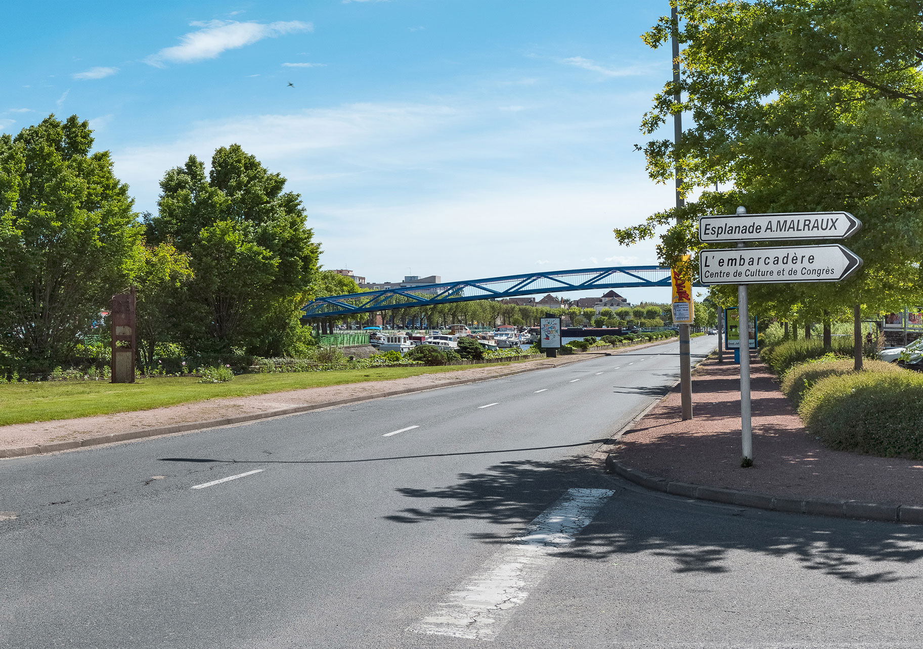 Canal du Centre&nbsp;: passerelle sur le bief 10 du versant Océan, à Montceau-les-Mines.