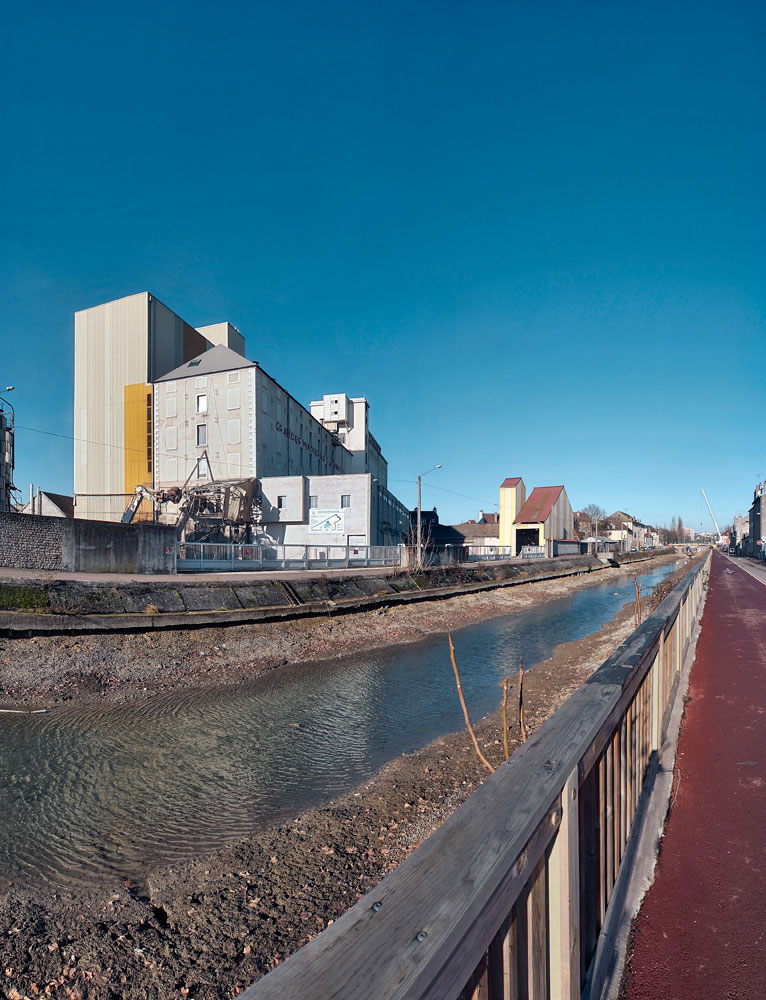 Canal de Bourgogne : les Grandes Minoteries dijonnaises en cours de démolition sur le bief 56 du versant Saône à Dijon.