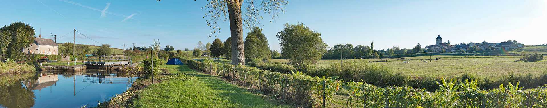 Canal du Nivernais&nbsp;: le village de Bazolles et le site d’écluse 02 du versant Loire.