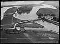 Vue aérienne du barrage, du site d’écluse et du moulin de La Truchère. Vers 1960. Diapositive monochrome sur plastique. Coll. Combier - musée Nicéphore Niépce – Chalon sur Saône -  inv. n° 1975.19.71549.3.1